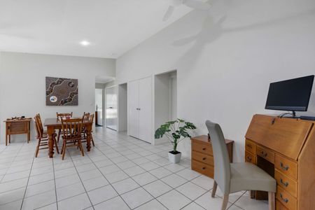 Immaculately Presented, Furnished Property Close to Everything! - Photo 2