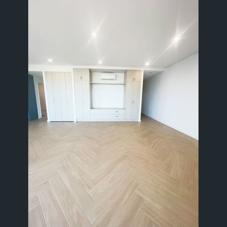 Luxury and Convenience Two bedroom in Burwood - Photo 1