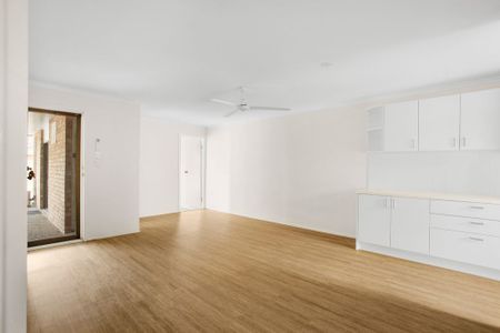 Modern Renovated Apartment in Beachside Complex - Photo 2