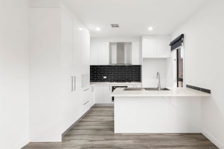 Modern & Bright with Compact Comfort! - Photo 3