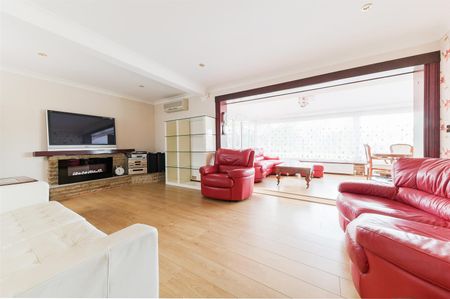 To Let 4 Bed House - Detached - Photo 2