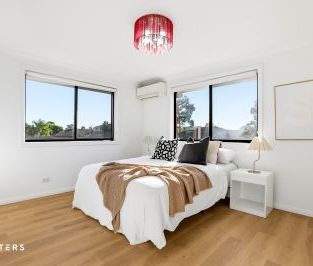 Fresh, Bright and RefurbishedTownhouse with a Spacious Yard - Photo 4