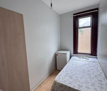 Room in a Shared House, Credon Road, E13 - Photo 4