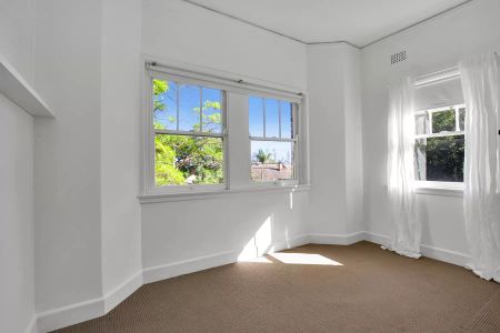 ART DECO TWO BEDROOM APARTMENT IN AMAZING LOCATION - Photo 4