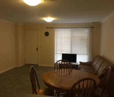 Two storey townhouse in a central location! - Photo 2