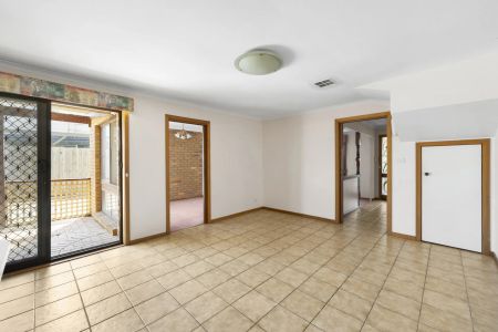 Spacious 5 Bedroom Family Home awaits! - Photo 4