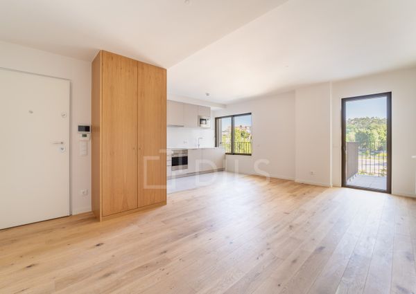 Apartamento T2 no Porto com varanda, garagem e arrumos