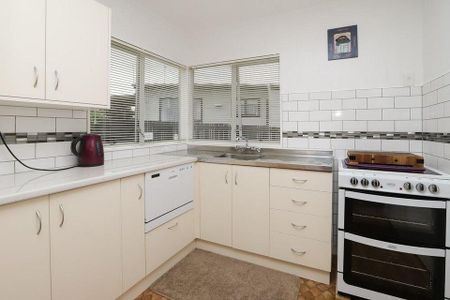 Charming Fitzroy 2BR house with North facing Deck - Photo 5