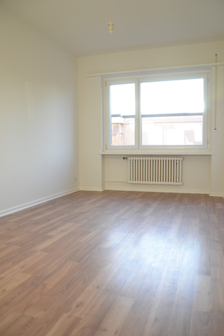 SCHÖNE & RENOVIERTE WOHNUNG SUCHT NEUEN MIETER! - Photo 2