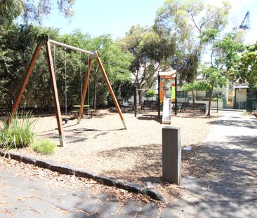 Prime Richmond Position Near Cafés, Trams & CBD! - Photo 2