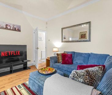 4 bedroom end of terrace house to rent - Photo 2