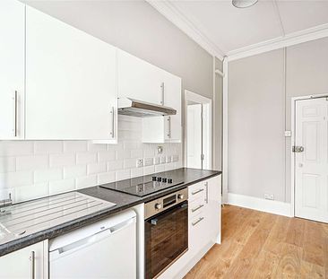 A smart studio benefitting from it's own modern kitchenette and shared bathroom facilities. - Photo 4