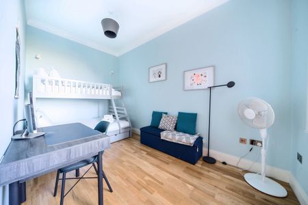 Chiswick High Road, Chiswick, London, W4 - Photo 2