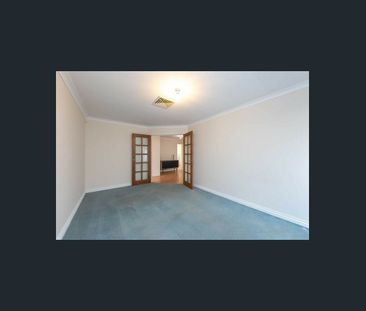 Charming Family Home in Redcliffe - Photo 2