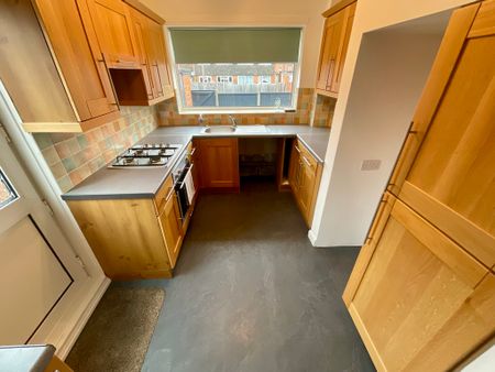 2 bedroom Semi-Detached House to let - Photo 4