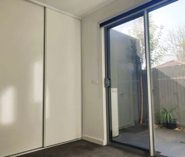 Modern Contemporary Living in Bentleigh East - Photo 5