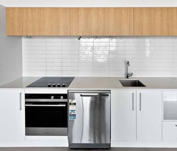 CITY CENTRE - SPACIOUS APARTMENT WITH CARPORT - Photo 2