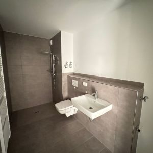 Moderne 2-Zimmer-Terrassenwohnung mit Einbauküche, Fußbodenheizung und Tiefgaragenstellplatz - Photo 2