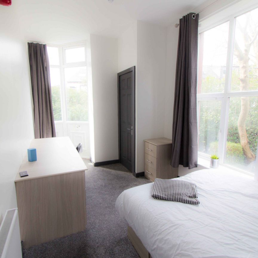 Flat 2, 15 HYDE PARK TERRACE Leeds - LS6 1BJ - Photo 1