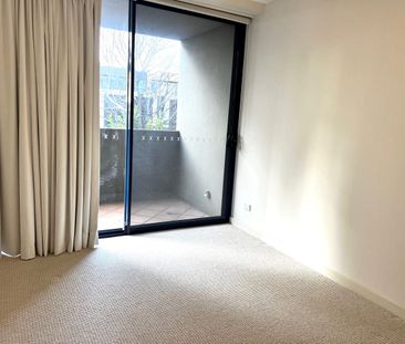 Superb Location - Everything Within a Few Minutes Walk! - Photo 2