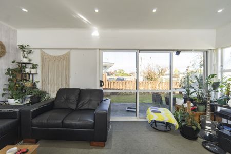 Large Family Home + Self-Contained Studio - Photo 2