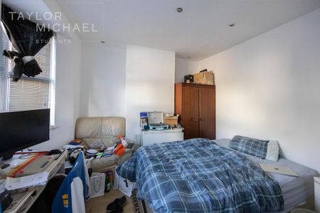 4 bedroom end of terrace house to rent - Photo 4