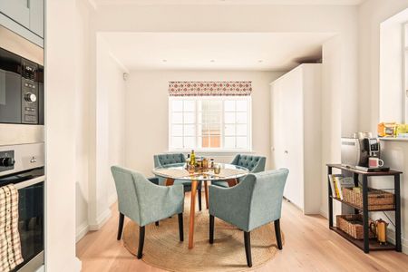 An impressive house arranged over three floors, offering approximately 2,242 sq ft of well-balanced living space, ideally located on a quiet residential street in Chelsea - Photo 4