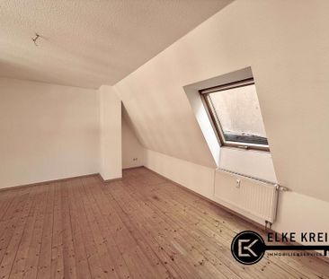 Wohnen im Baudenkmal – Dachgeschosswohnung mit Einbauküche in Bestlage - Photo 1