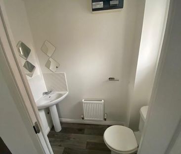 3 bedroom flat to rent - Photo 6