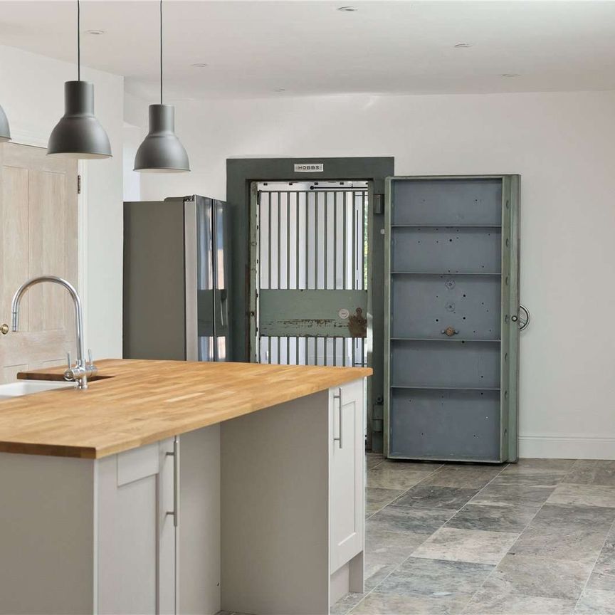 A beautiful period house in the heart of Odiham with modernised bathrooms and kitchen and its very own safe door. - Photo 1