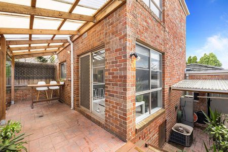 Elevated Georgian Town Home Nestled In Court Location! - Photo 5