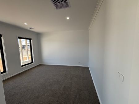 Brand-new Four Bedroom Home In Beautiful Brooklyn Fields Estate! - Photo 4