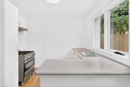 Spacious Four-Bedroom Home in a Peaceful Leura Setting - Photo 5