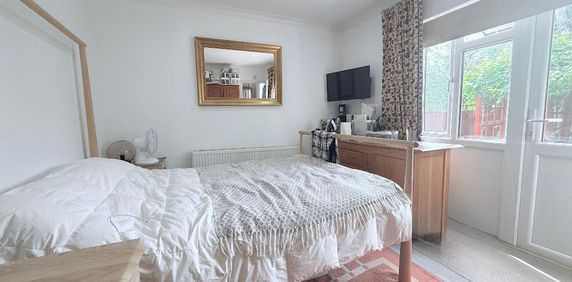 Brassie Avenue, East Acton, London, W3 7DF - Photo 2