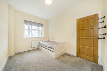 Cagney Close, Sunbury on Thames, TW16 - Photo 3