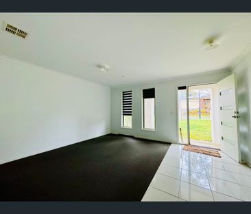 6 Yellowbox Crescent, Lyndhurst, Vic 3975 - Photo 5