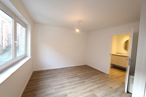 GELIJKVLOERS APPARTEMENT IN HET CENTRUM - Photo 1