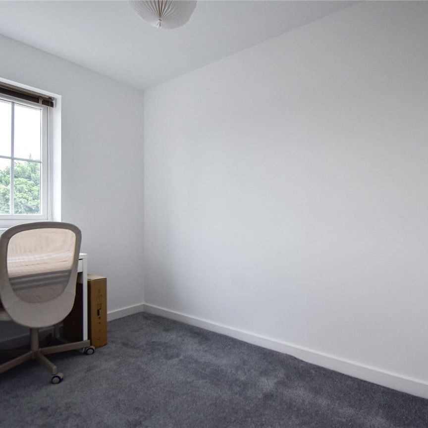 Well presented two bedroom apartment to rent with excellent access to the City centre and local amenities on Newmarket Road. GCH. Allocated Parking. Part-furnished. - Photo 1