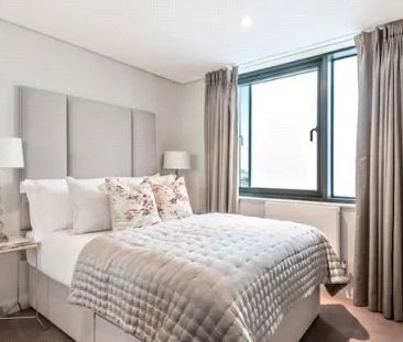 3 bedroom flat in London - Photo 1