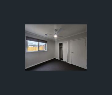 12 Falstaff St, Fraser Rise, Vic 3336 - Photo 4