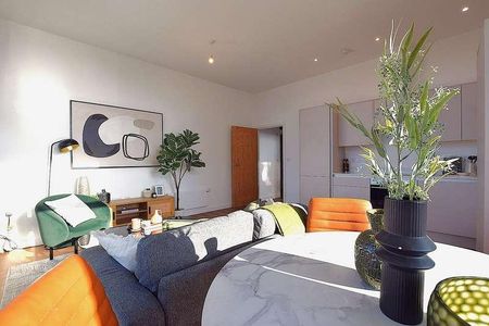 Lakeside Close, Staines-upon-thames, Surrey, TW18 - Photo 2