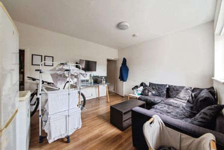 1 bedroom in a house share to rent - Photo 2