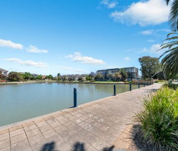 Top Floor 3 Bedroom Apartment in Mawson Central - Photo 4