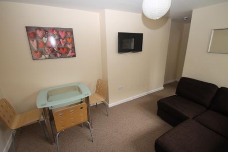 3 bedroom ground floor flat to rent - Photo 2