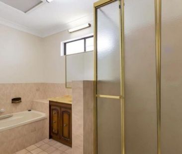 Charming Townhouse in Prime Southport Location - Convenience, Style... - Photo 5