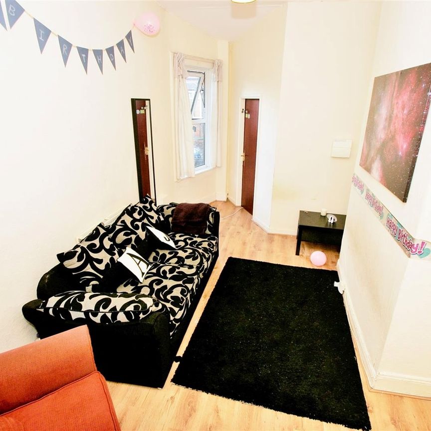 3 Bed Flat, Hyde Park Road, LS6 - Photo 1