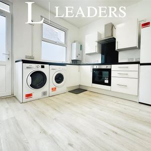 1 bedroom in a house share to rent - Photo 2