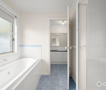 Spacious Sunny 3 Bedroom Home in Prime Cranbourne East Location - Photo 2