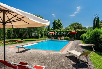 Villa ottocentesca con piscina nelle colline lucchesi