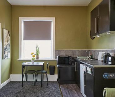 1 bedroom in a flat share to rent - Photo 1